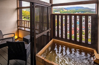 【客室/眺望】草津温泉街側 ※部屋タイプにより眺望は異なります